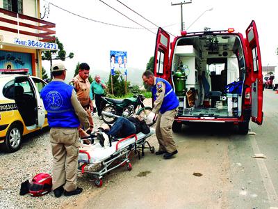 Motociclista se envolve em acidente e fica ferido