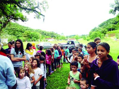 Voluntários realizam um Natal  especial para cerca de 100 crianças