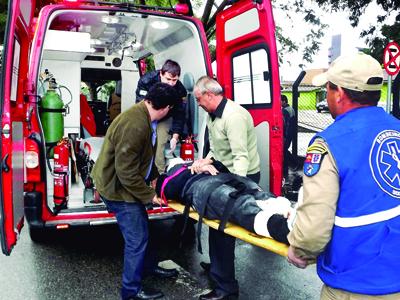 Motoqueiro se fere em acidente na Centenário