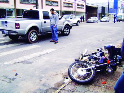 Acidente entre Caminhonete e moto