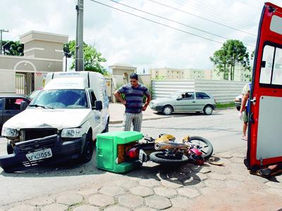 Motoqueiro se fere na Ema Taner de Andrade