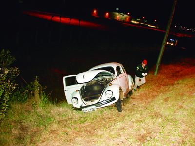 Veículo sai da pista e quase cai em ribanceira