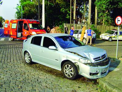 Faz conversão proibida e causa acidente