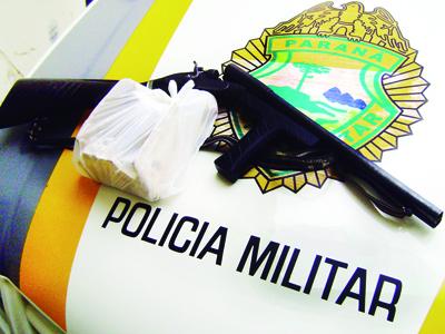 Homem entrega arma para a Polícia