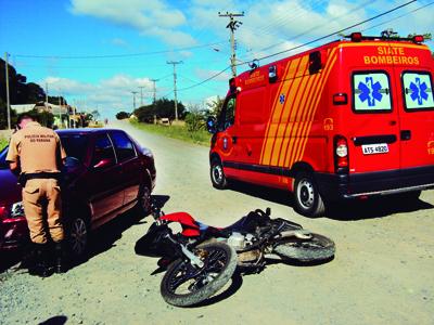 Carro e moto batem de frente na Av. Canadá