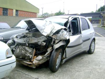 Bate carro furtado em ônibus e foge