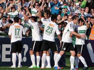 Coritiba joga bem e goleia o Cruzeiro no Couto Pereira