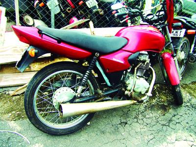 Moto furtada é encontrada com menores