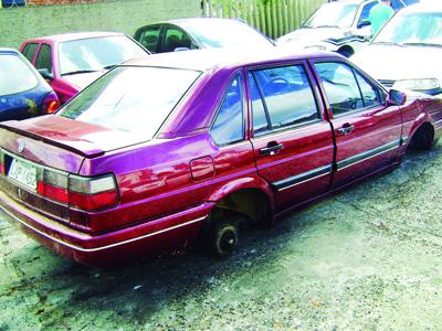 Ladrões desmancham carro no Amola Faca