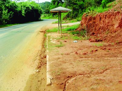 Ponto de ônibus sem condições de uso 