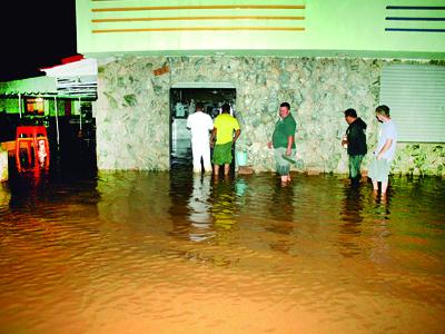 Temporal causa danos no Itaqui e Vila Bancária