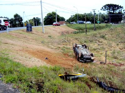 Veículo capota no viaduto para Bateias