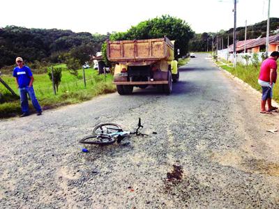 Caminhão passa  por cima de duas crianças