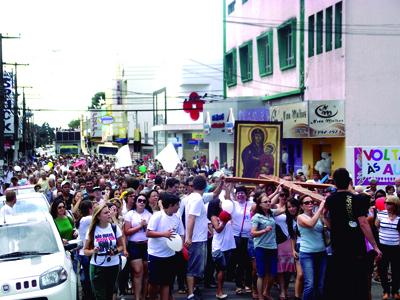 Fiéis emocionam-se com os símbolos da fé cristã