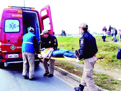 Veículo branco atropela adolescente e foge 