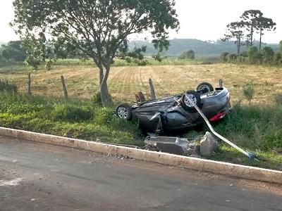 Mulher foge de assaltantes e sofre acidente