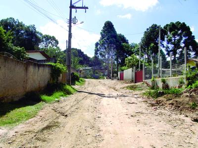 Famílias em Bateias pedem saneamento básico