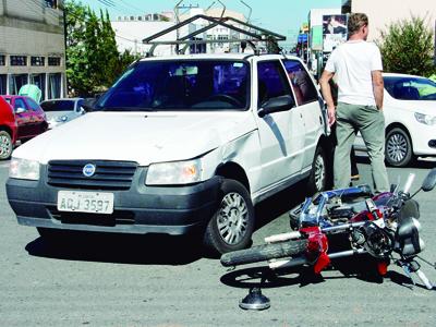 Motociclista ferido em acidente no Centro