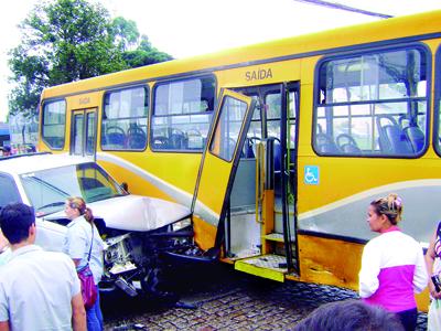 Acidente entre Ônibus x Caminhonete no Centro