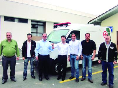 Prefeito Luiz Costa recebe ambulância do Deputado Alexandre Curi