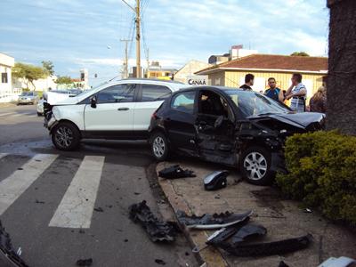 Acidente no Centro entre Peugeot x Ecosport