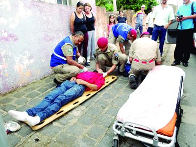 Garupa com sintomas de embriaguez deu trabalho aos socorristas após cair de moto