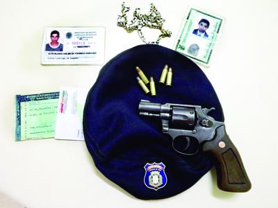 Motoqueiro é preso portando arma 