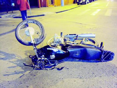 Motoqueiro ferido em acidente no centro