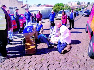 Atravessa a preferencial e atinge motocicleta