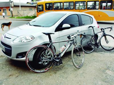 Veículo atropela ciclista de competição