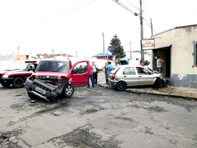 Acidente entre dois carros no Centro