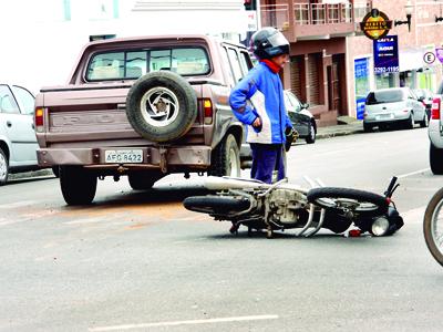 Acidente entre carro e moto deixa motociclista ferido