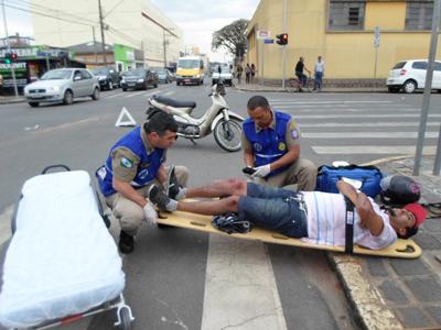 Motociclista ferido em acidente no centro 