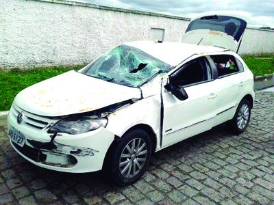 Veículo Gol capota no km 102 da BR 277