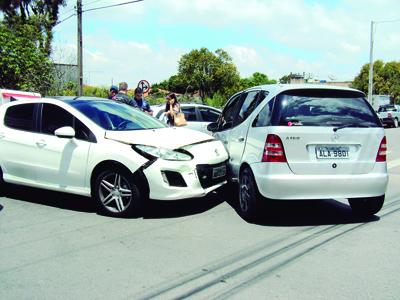 Acidente no Centro entre Peugeot x Mercedes