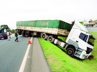 Caminhão sai da pista na Rondinha causando interdição no tráfego