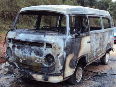 Kombi consumida pelo fogo na Estrada da Ratada