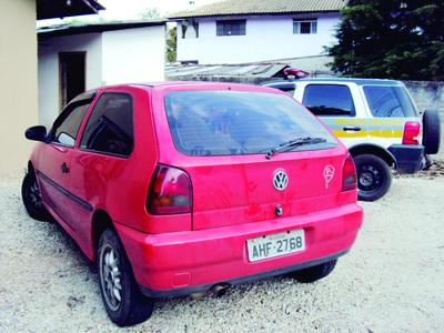 Veículo roubado em Curitiba encontrado abandonado