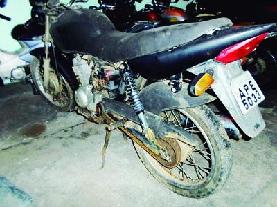 Moto encontrada abandonada em Bateias 