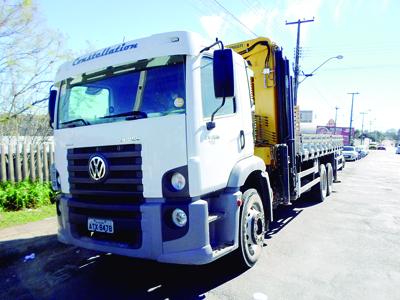 Caminhão roubado encontrado abandonado em Santa Cruz