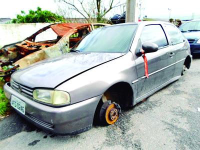 Veículo furtado na Rondinha encontrado depenado no Rio Verde