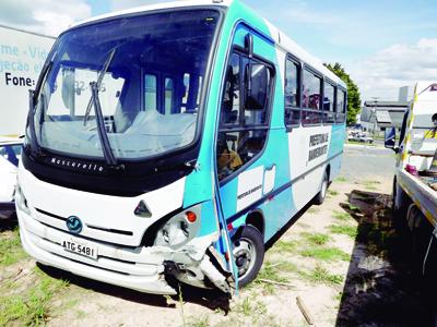 Grave acidente entre micro-ônibus e moto 