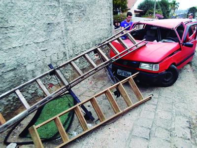 Motorista passa mal e bate o carro em muro 