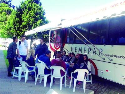 Ônibus do Hemepar está no Centro Médico