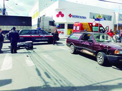 Acidente entre carro e moto para a Marechal