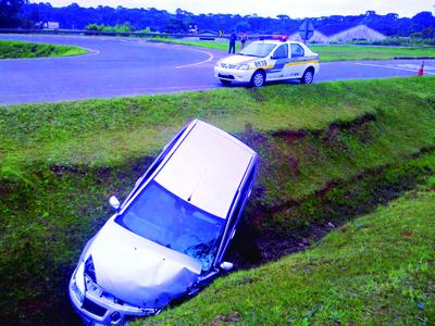 Veículo cai em valeta no viaduto da Rondinha