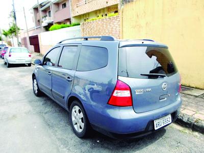 Livina furtado em Curitiba é abandonada na Marechal