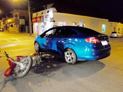 Acidente entre moto e carro na Centenário 