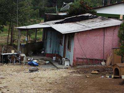 Bombeiros combatem incêndio em residência no São Vicente