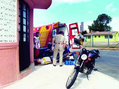 Socorristas do Siate prestam atendimento a motoqueiro na Valões